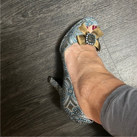 Women’s BCBGirls Blue Metallic Silver Fabric Open Toe
Heels -sz 7.5 B Victorian - Picture 10 of 11